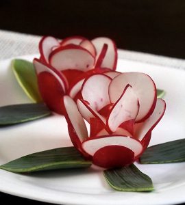Cutting radish into rosettes